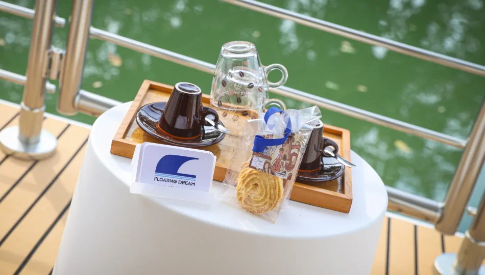 Colazione servita sul lago